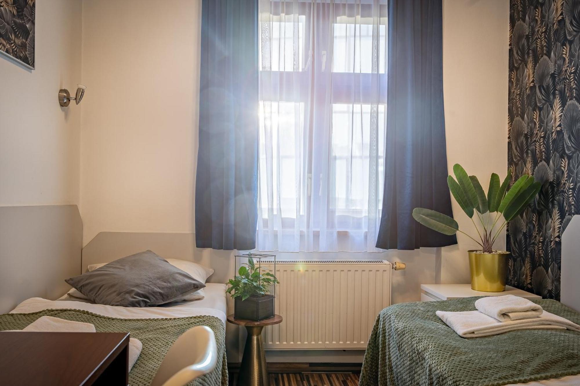 Great Polonia Dwarf Wroclaw Bed & Breakfast ภายนอก รูปภาพ