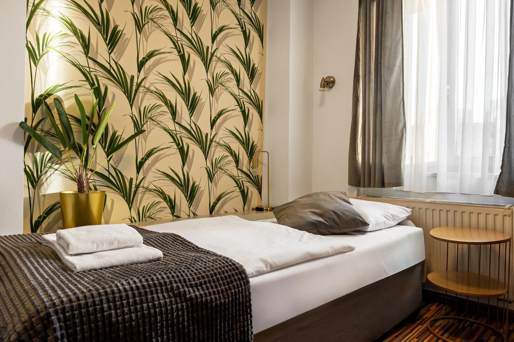Great Polonia Dwarf Wroclaw Bed & Breakfast ภายนอก รูปภาพ