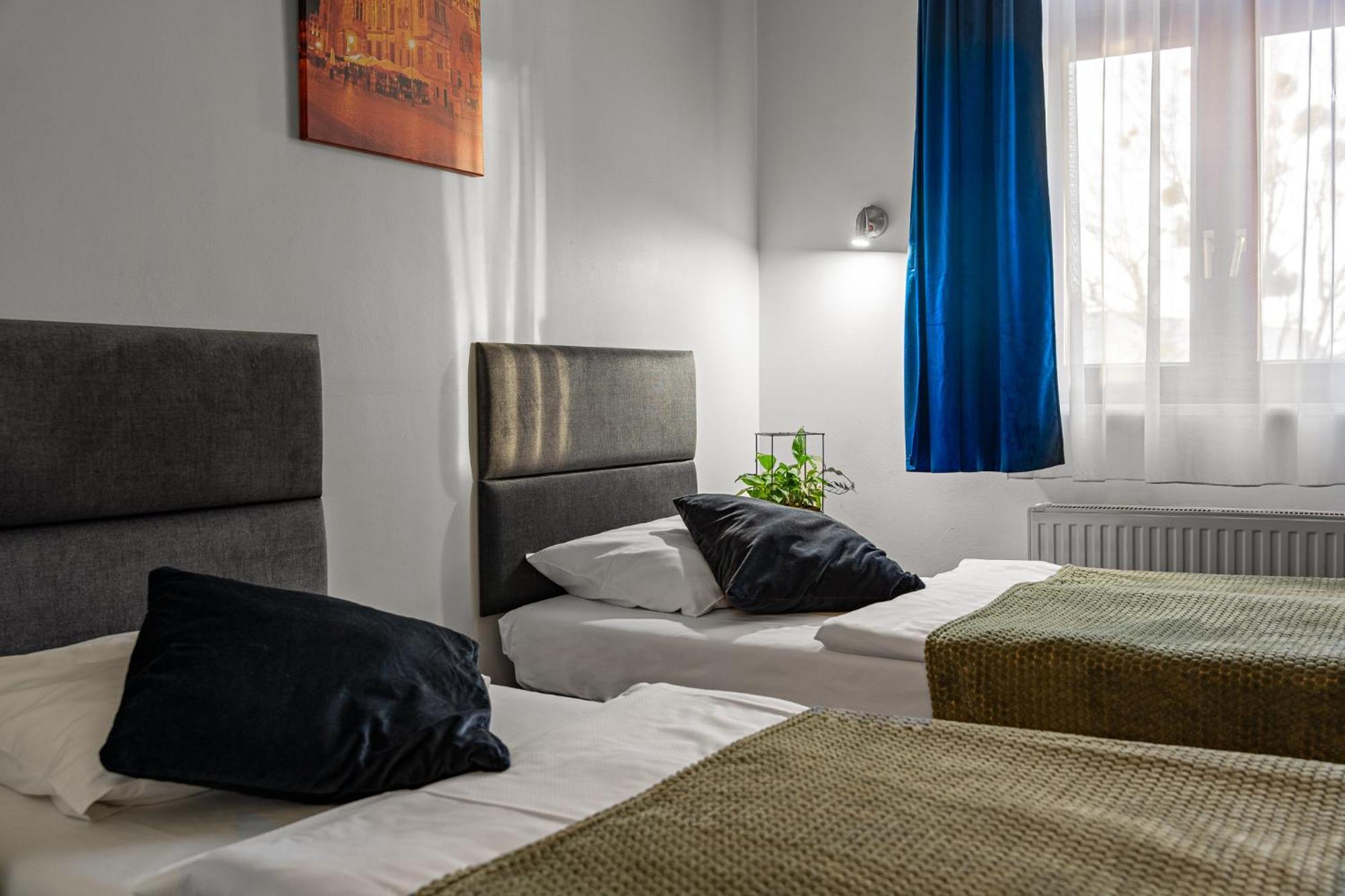 Great Polonia Dwarf Wroclaw Bed & Breakfast ภายนอก รูปภาพ