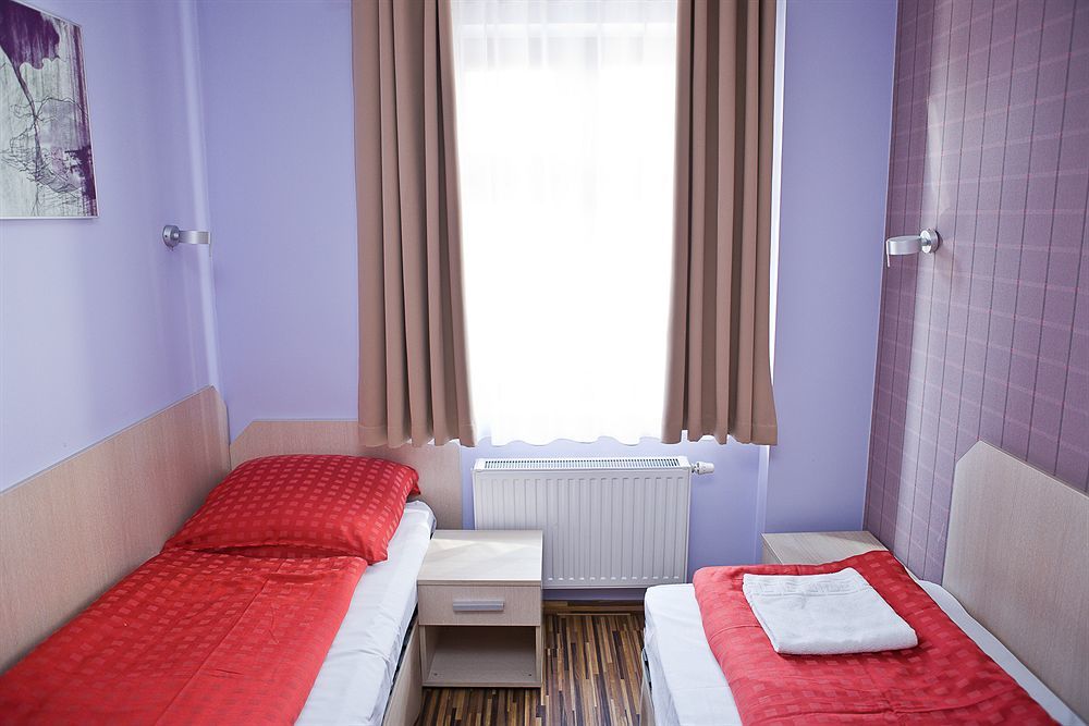 Great Polonia Dwarf Wroclaw Bed & Breakfast ภายนอก รูปภาพ