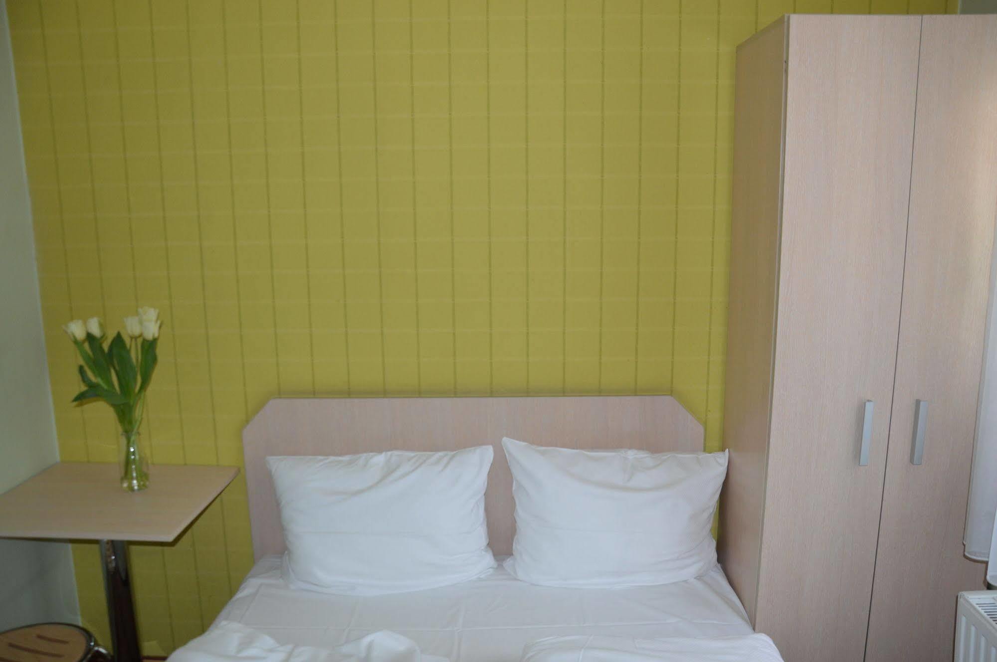 Great Polonia Dwarf Wroclaw Bed & Breakfast ภายนอก รูปภาพ
