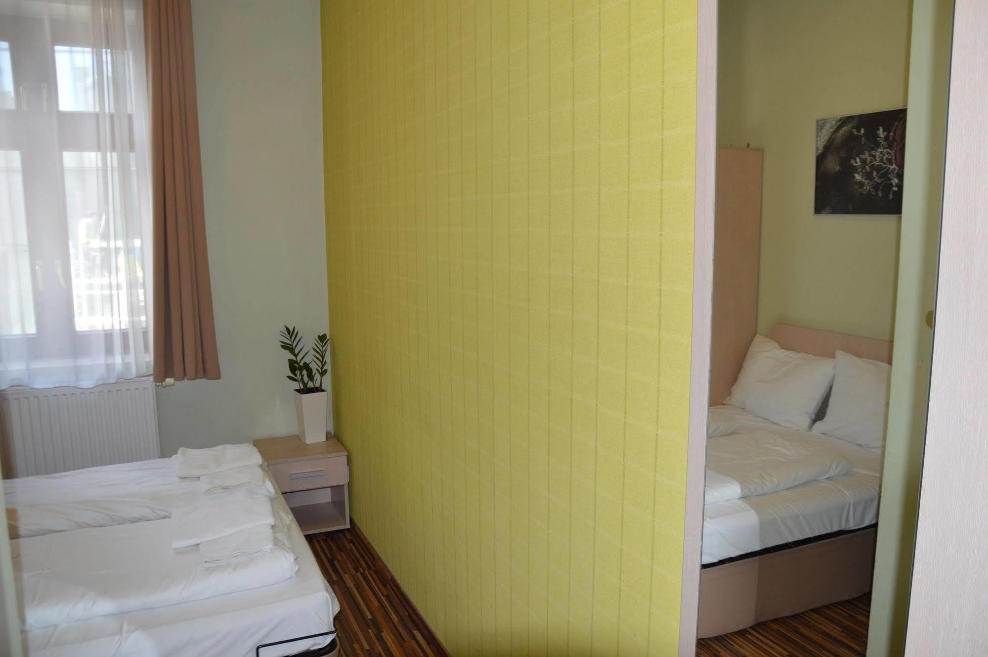 Great Polonia Dwarf Wroclaw Bed & Breakfast ภายนอก รูปภาพ